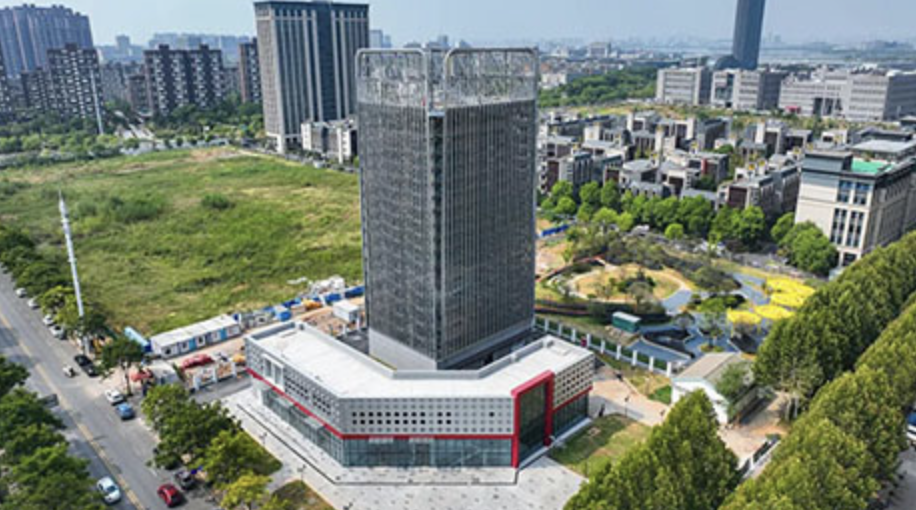 A 17 floor automatic garage starts operation in Wuhan
