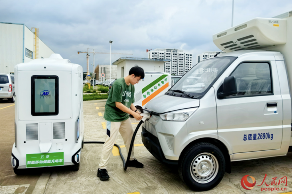 An autonomous vehicle charges NEVs at home